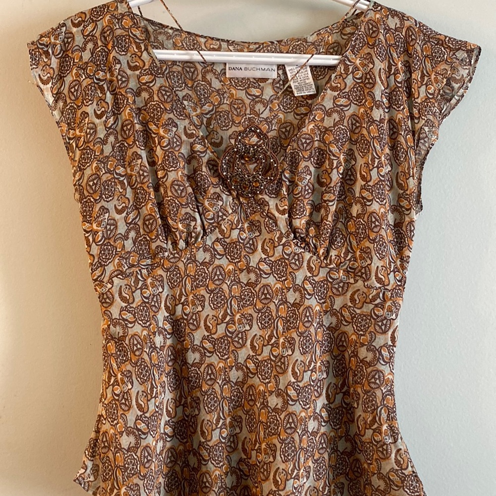 Dana Buchman Blouse. 100% silk. Printed Italian fabric. Sz 2.  EUC